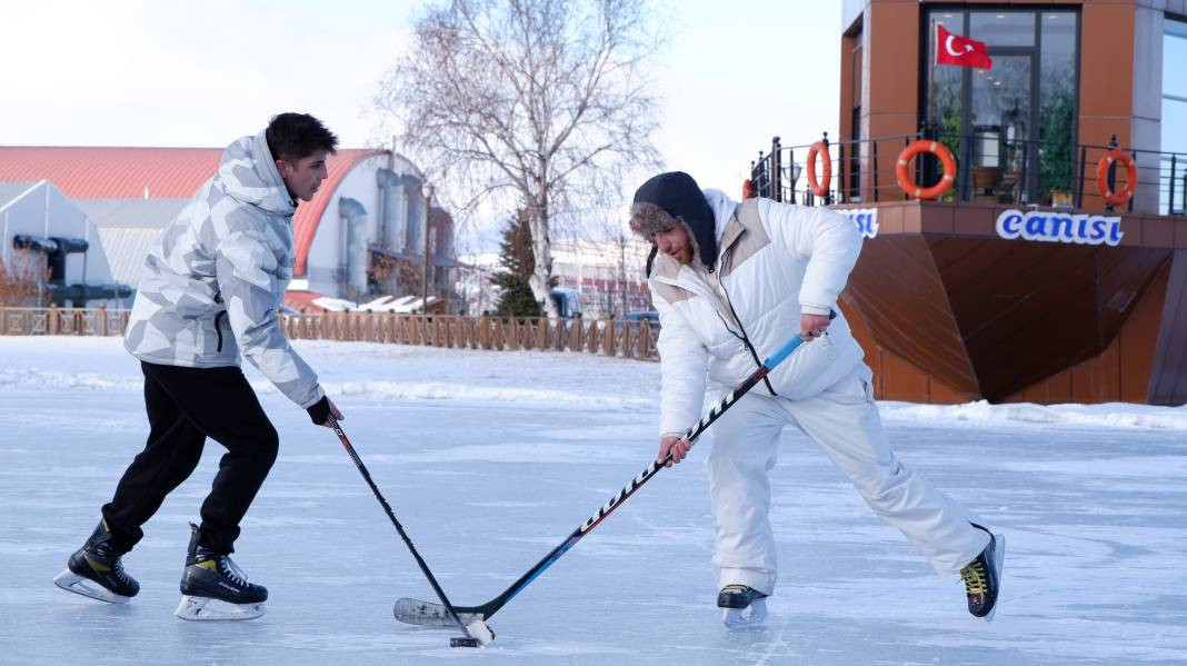 Erzurum'da buz tutmuş havuzda paten keyfi - Resim: 4
